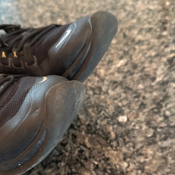 Nike air max Axis Black and Gold Sneakers EUC 7 - Picture 11 of 13